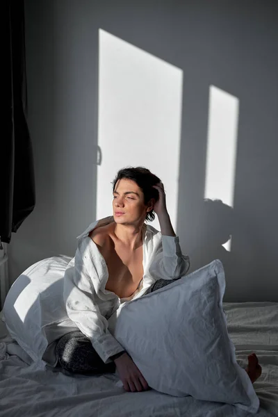 Νεαρός Κομψός Σέξι Άνδρας Χωρίς Πουκάμισο Λεπτό Τέλειο Σώμα Ξυπνώντας — Φωτογραφία Αρχείου