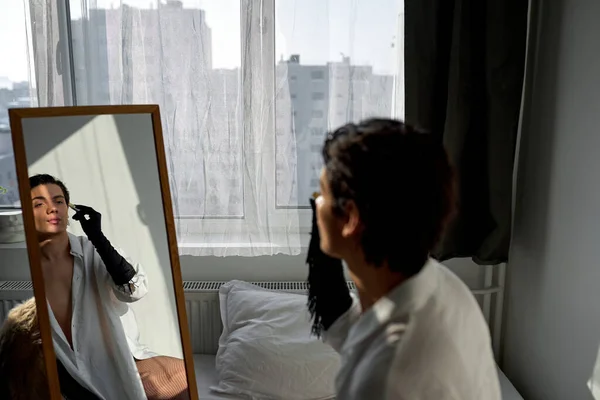 Гламурный Человек Заботится Своем Лице Губах Смотрит Зеркало Снимок Заднего — стоковое фото
