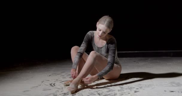 Élégante Ballerine Porte Des Chaussures Ballet Attacher Des Rubans Sur — Video