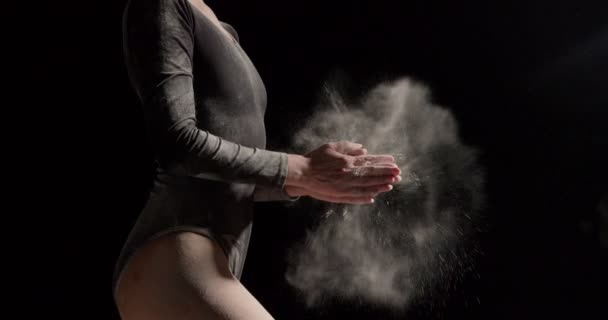 Cropped Young Ballet Dancer Ballerina Draagt Black Bodysuit Clapping Hands — Stockvideo