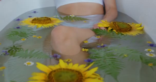 Jovem Mulher Fato Banho Branco Gosta Tempo Hotel Relaxamento Orgânico — Vídeo de Stock