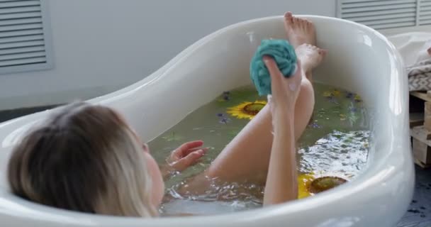 Irreconocible Hermosa Mujer Caucásica Tomando Baño Lavando Las Piernas Sosteniendo — Vídeo de stock