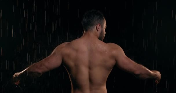 Culturistas Masculinos Desnudos Con Grandes Músculos Pie Ducha Oscuridad Bajo — Vídeos de Stock