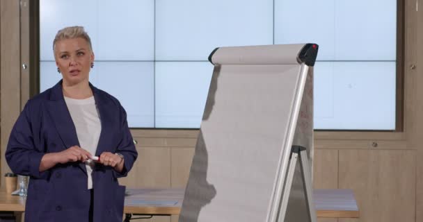 Бізнес Жінка Костюмі Проводить Промову Конференції Розмовляючи Використовуючи Дошку Маркерів — стокове відео