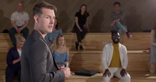 Takım Elbiseli Kendine Güvenen Konuşmacı Manyetik Beyaz Tahta Kalem Kullanarak — Stok video