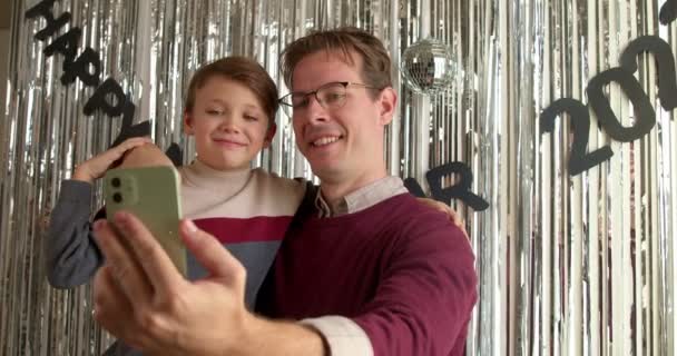 Padre Maschio Adulto Figlio Bambino Scolaro Fanno Selfie Concetto Capodanno — Video Stock