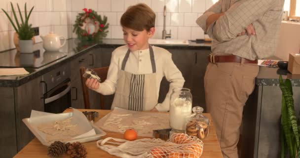 Όμορφος Ενήλικας Παιδί Αγόρι Μαγείρεμα Προετοιμασία Μπισκότων Για Γιορτή Των — Αρχείο Βίντεο