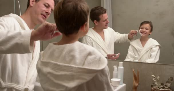 Mann Und Junge Badezimmer Mit Rasierschaum Gesicht Sohn Und Vater — Stockvideo
