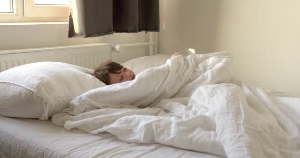 Хлопчик Спить Зручному Ліжку Дитяча Хватка Подушці Покриті Ковдрою Ранковий — стокове відео