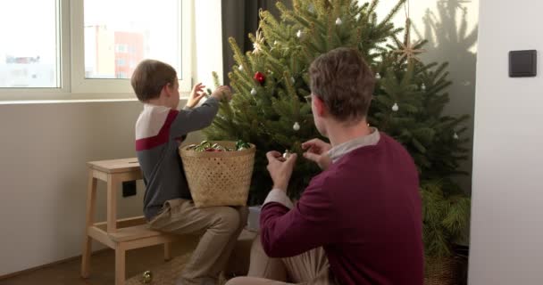 假日前夕 父亲和儿子一起装饰圣诞树 家庭概念 我们是是是是是是是 — 图库视频影像
