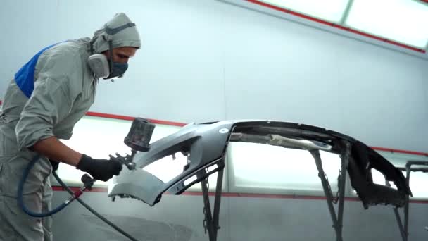メカニック ワーカー ガストンネル塗料で自動車修理サービス ステーションで車のパーツをペイント — ストック動画