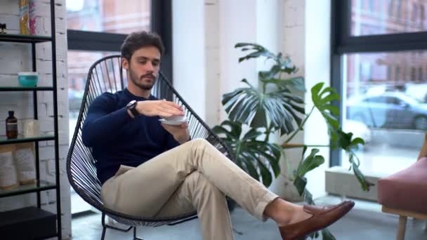 Çekici Adam Modern Odada Otururken Çay Içiyor Yan Görüntüyü Kapat — Stok video