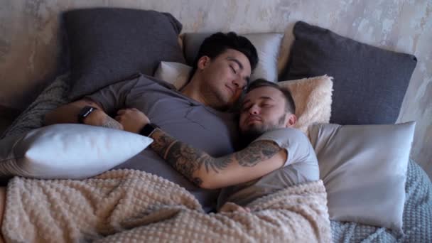 幸せなゲイのカップルのベッドで一緒に寝てクローズアップ お互いの会社を楽しむこと 快適さとリラクゼーション — ストック動画