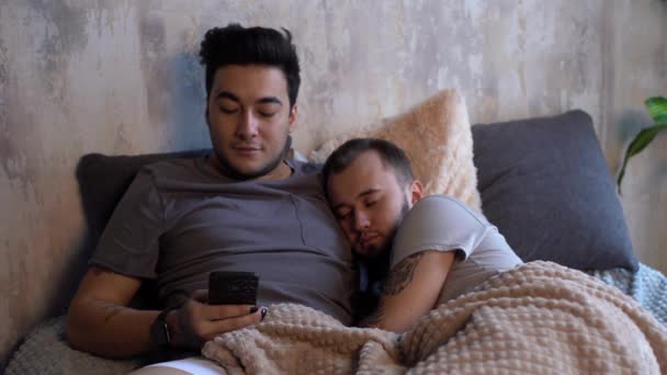 Sevgili Dostumuzla Yatakta Mükemmel Bir Sabah Mutlu Yakışıklı Yatakta Dinleniyor — Stok video