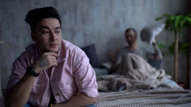 Evde Çekici Eşcinsel Bir Çift Özel Hayatın Samimi Anları Eşcinsel — Stok video