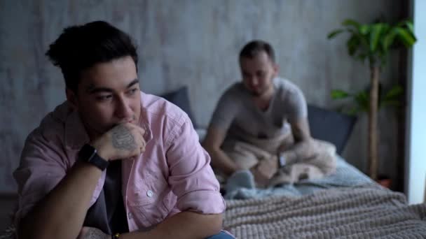 Lgbt Azonos Nemű Kapcsolatok Homoszexuális Koncepció Közelkép Kellemesen Kinéző Férfi — Stock videók