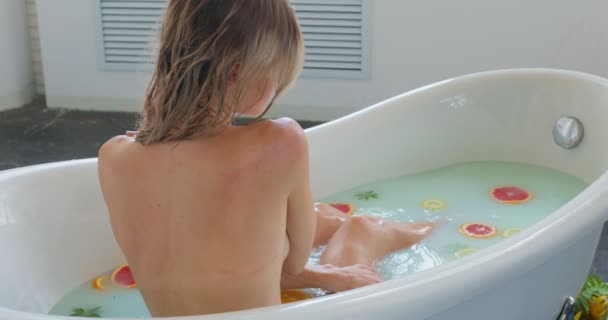 Seksowna Kobieta Siedząca Łazience Blondynka Kąpiel Kąpieli Mlecznej Wypełnionej Owocami — Wideo stockowe