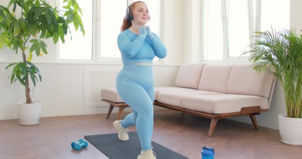Glücklich Dickes Ingwermädchen Das Hause Fitness Genießt Zeitlupe Glück Schöne — Stockvideo