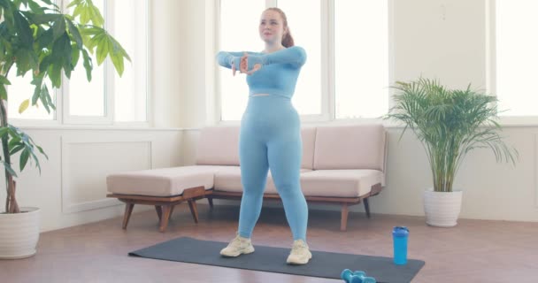 Rood Hoofd Vrouw Doen Arm Strekken Oefening Thuis Gelukkig Jong — Stockvideo