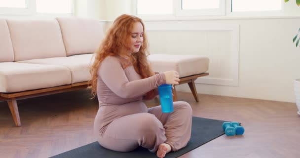 Spragniony Zmęczony Imbir Size Kobieta Odpoczywająca Treningu Przerwie Odpoczynku Treningu — Wideo stockowe