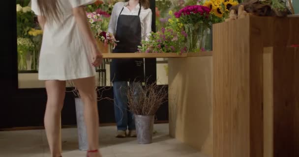Çiçekçi Dükkandaki Müşteri Müşterisiyle Konuşuyor Yerinde Önlüklü Gülümseyen Kadın Danışmanlık — Stok video