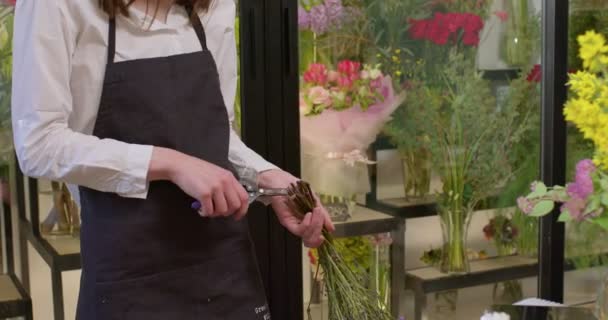 Hands Young Woman Florist Cutting Flowers Scissors Designing Bouquet Beautiful — Stock Video