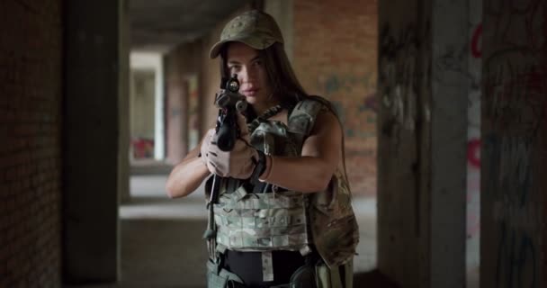 Κοντινό Ένοπλο Νεαρό Κορίτσι Στολή Καμουφλάζ Ζώνη Ένοπλης Σύγκρουσης Στοχεύει — Αρχείο Βίντεο
