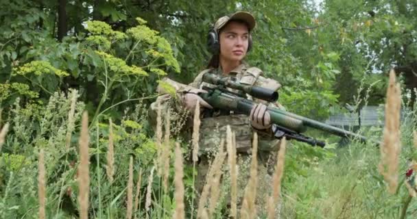 Komoly Magabiztos Női Katona Figyel Védi Terület Terület Lassított Felvétel — Stock videók