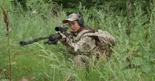 Jovem Mulher Roupas Militares Sentado Escondendo Grama Verde Atirando Câmera — Vídeo de Stock
