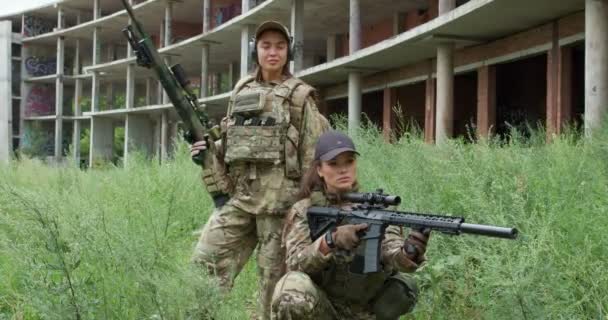 Valientes Soldados Femeninos Camuflaje Con Bolsa Auriculares Tienen Descanso Tomar — Vídeos de Stock