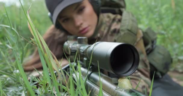 Hermosa Mujer Soldado Uniformes Camuflaje Con Armas Están Sentados Hierba — Vídeo de stock