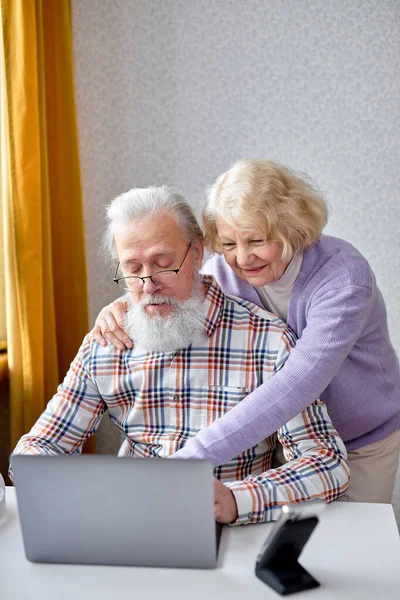 Старые Супруги Используют Приложения Ноутбуке Счастливая Пожилая Пара Развлекается Интернете — стоковое фото