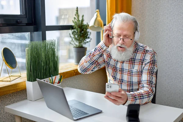Старший Мужчина Сидеть Расслабиться Уютном Номере Просматривая Интернет Современном Ноутбуке — стоковое фото