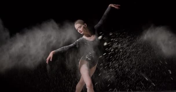 Χορεύοντας Σκόνη Αλεύρι Έννοια Λεπτή Πανέμορφη Χορεύτρια Γυναίκα Σκόνη Ομίχλη — Αρχείο Βίντεο