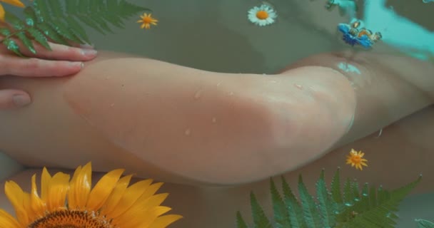 Top Shot Mujer Delgada Tomando Baño Floral Levantando Pierna Tocando — Vídeos de Stock