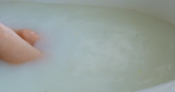 Fêmea Está Deitada Banho Tocando Sua Pele Perna Enquanto Alguém — Vídeo de Stock