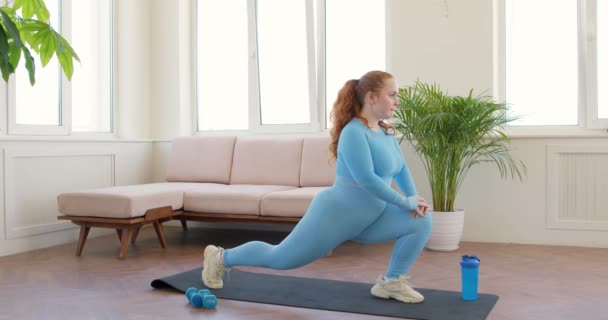Piękna Aktywna Ambitna Kobieta Robi Trening Fitness Rzuca Ćwiczeniami Dla — Wideo stockowe