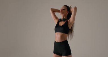 Sıska, güzel bir kadın at kuyruğu saçlı, sporcu kadın idmana hazır. Spor yapıyor, koşuyor. Sağlıklı yaşam, maratondan önce saç stili yapmak, vücut çalışmaya hazırlanmak, uzun saçlara dokunmak.