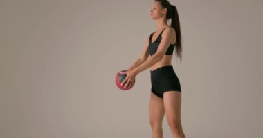 Aktif hırslı kız topla çömelme, spor kadını spor topu tutuyor yan görünüm portresi, izole edilmiş gri arka plan yaşam tarzı sağlıklılığı