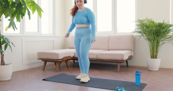 Bela Mulher Ruiva Azul Sportswear Standing Forward Bend Pose Esteiras — Vídeo de Stock