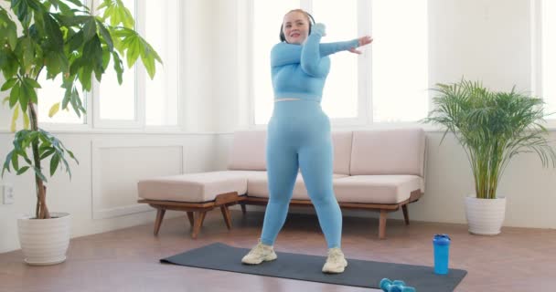 Giovane Bella Donna Felice Sovrappeso Piedi Tappetino Yoga Riscaldamento Delle — Video Stock