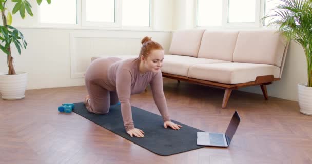 Smiling Plump Woman Raising Legs Online Workout Laptop Body Shaping — Stok video
