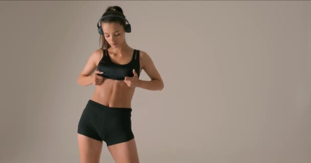 Mendekati Olahraga Wanita Fit Langsing Melihat Pinggang Perut Memeriksa Perut — Stok Video