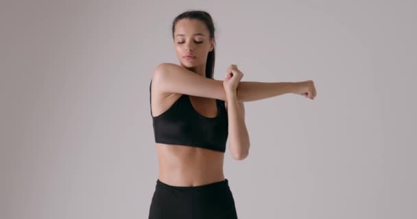 Genç Aktif Hırslı Bir Kadın Spor Yapmadan Önce Vücudunu Isıtıyor — Stok video
