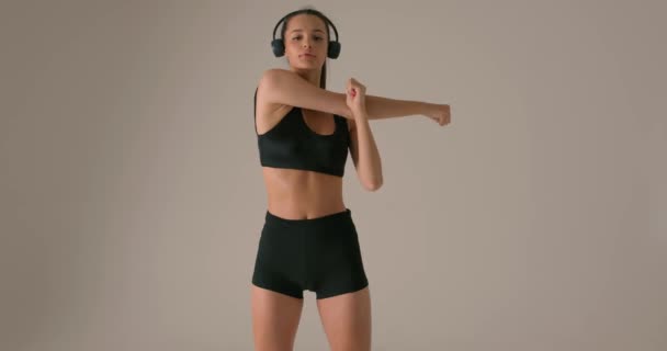Fille Active Athlétique Dans Des Exercices Casque Étirant Les Bras — Video