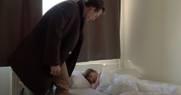 Sorgfältige Kaukasische Erwachsene Männer Streicheln Söhnen Den Kopf Bevor Sie — Stockvideo