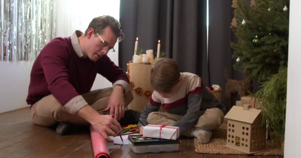 Fröhlicher Millennial Vater Malt Mit Entzückendem Kleinen Sohn Sitzt Der — Stockvideo