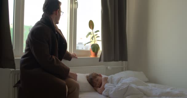 Trauriger Amerikanischer Papa Mantel Sitzt Neben Schläfrigem Kleinen Sohn Bevor — Stockvideo