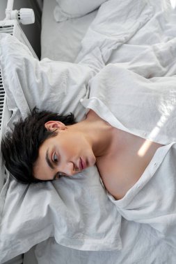 Ciddi düşünceli adam yan bakıyor, dinleniyor hayal kırıklığı, depresyon, mutsuz adam sabah kalkıyor.