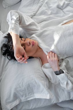 Yorgun işadamı iş toplantısından sonra dinleniyor, izin günü, hafta sonu, tatil, üst manzara